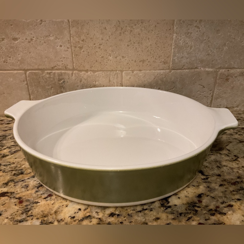 Corning Ware Vintage P-708 1/2-B round baking dish in Avocado Green.
